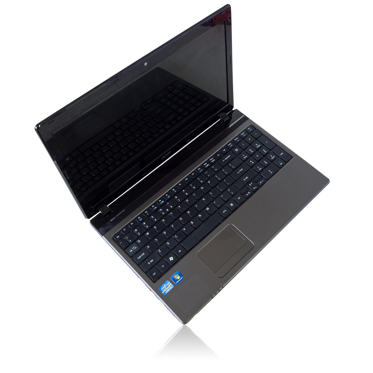 Ordinateur portable ouvert vu de dessus sur fond blanc