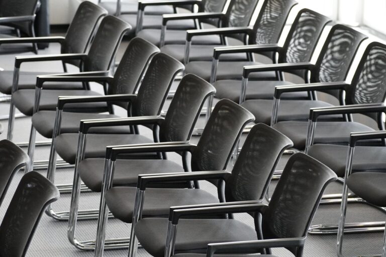 Plusieurs chaises noires