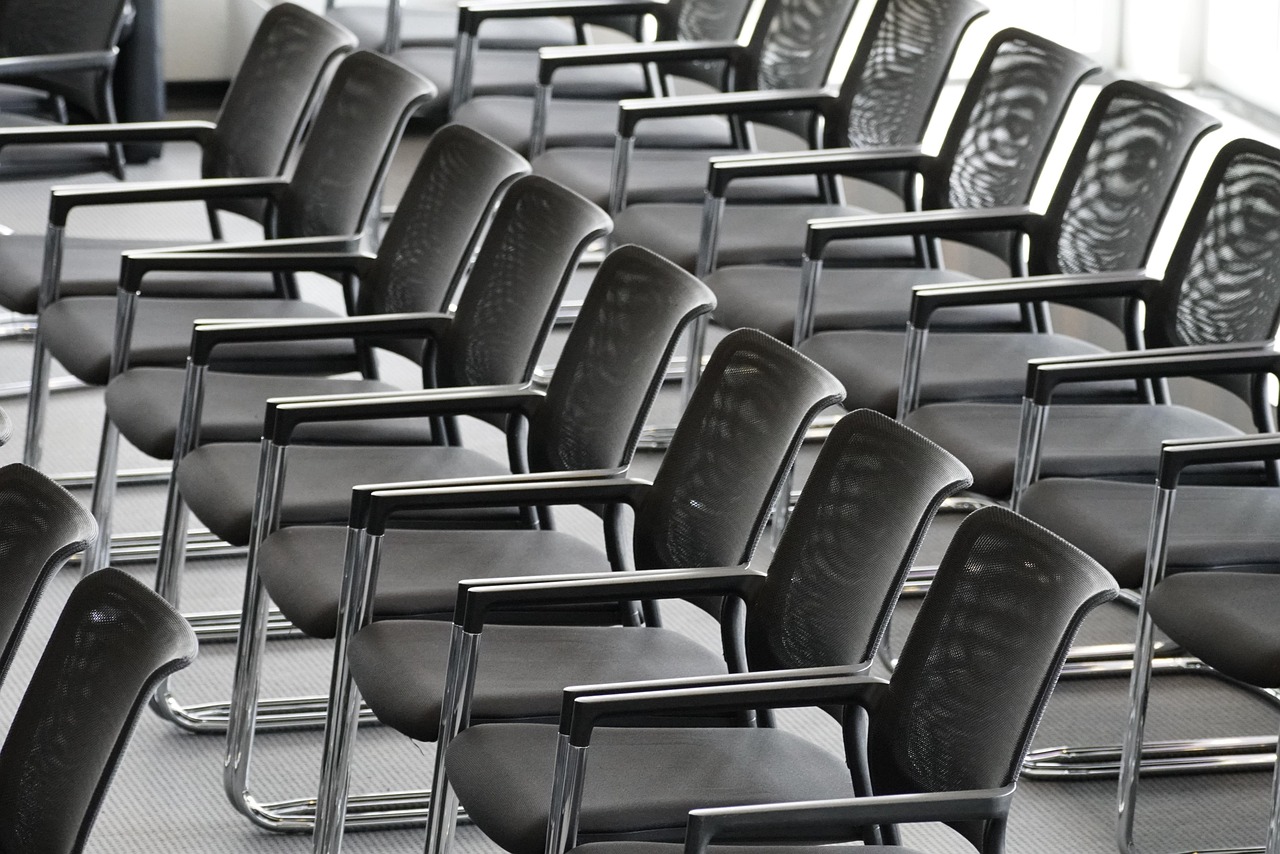 Plusieurs chaises noires