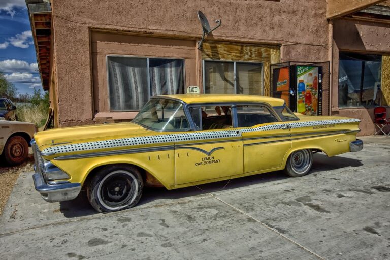 Un vieux taxi jaune usagé