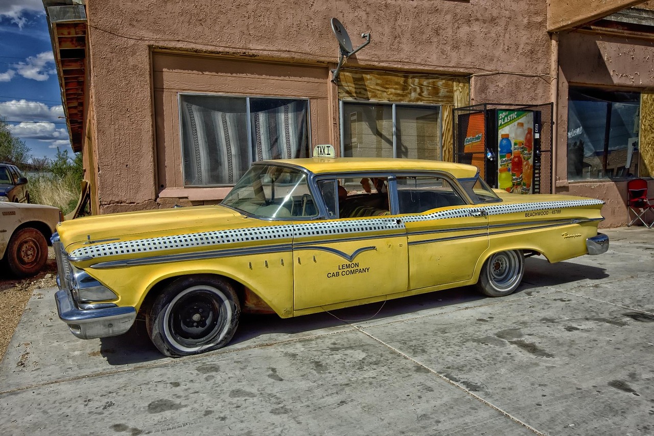 Un vieux taxi jaune usagé
