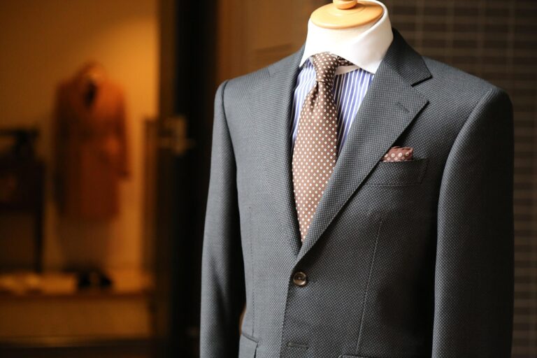 Costume pour homme gris présenté sur un mannequin avec cravate et pochette
