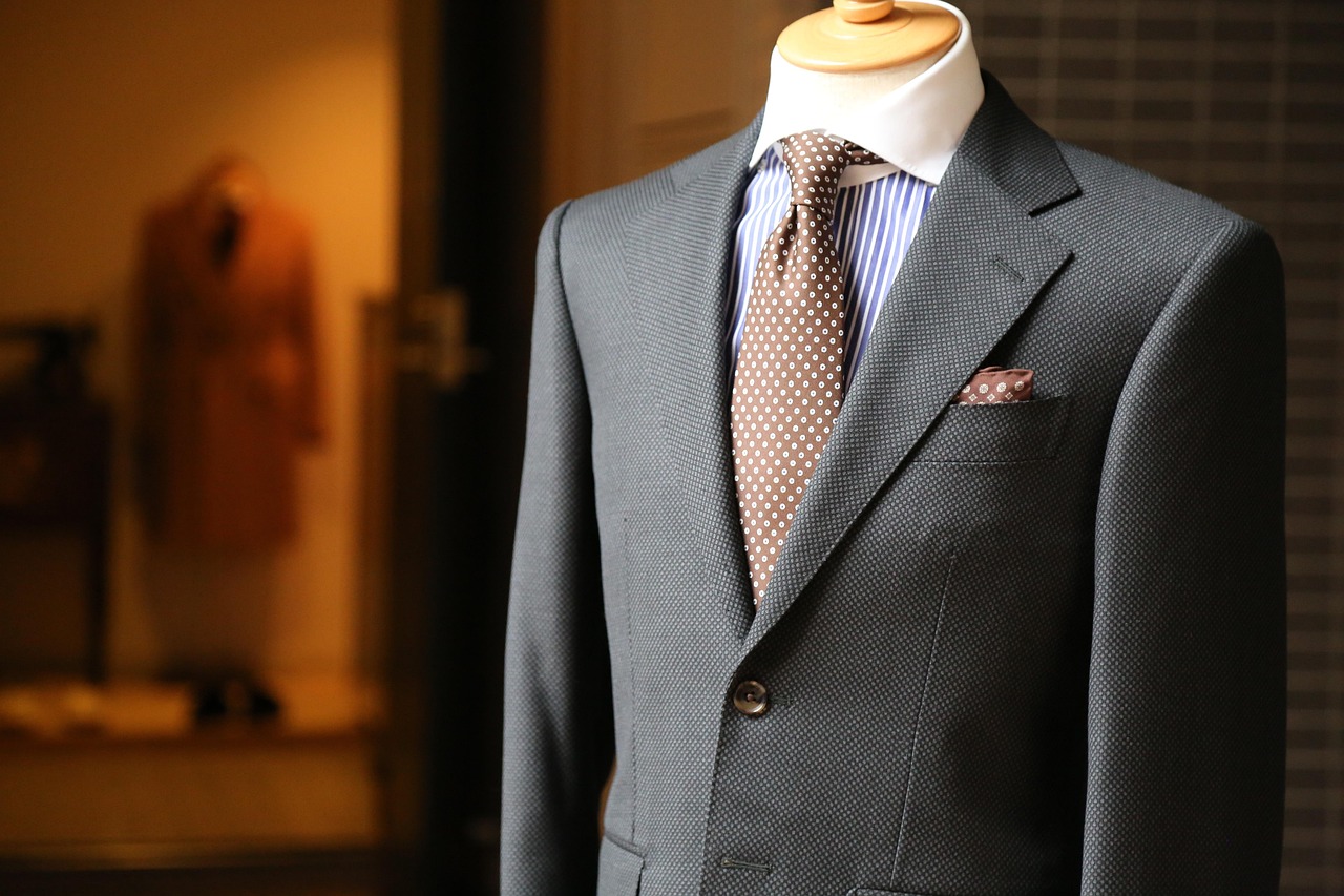 Costume pour homme gris présenté sur un mannequin avec cravate et pochette